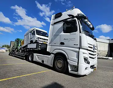 Semi dieplader transport